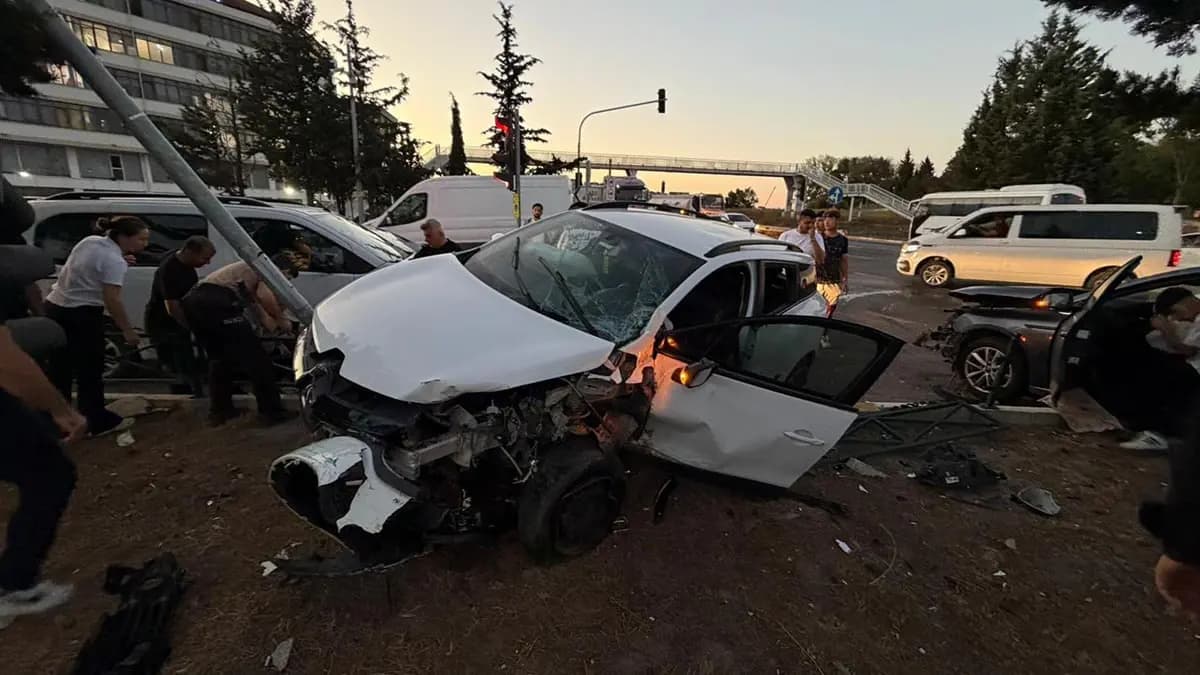 Tekirdağ'da iki otomobil çarpıştı, 6 kişi yaralandı