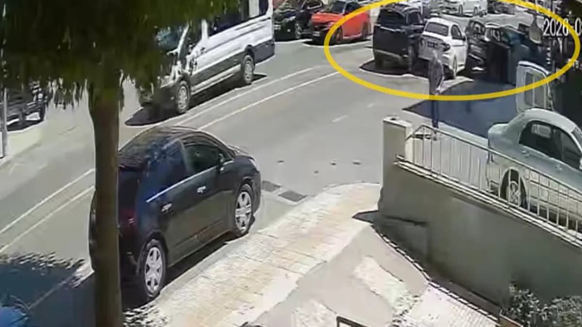 Belediye başkanını taşıyan otomobil zincirleme kazaya karıştı