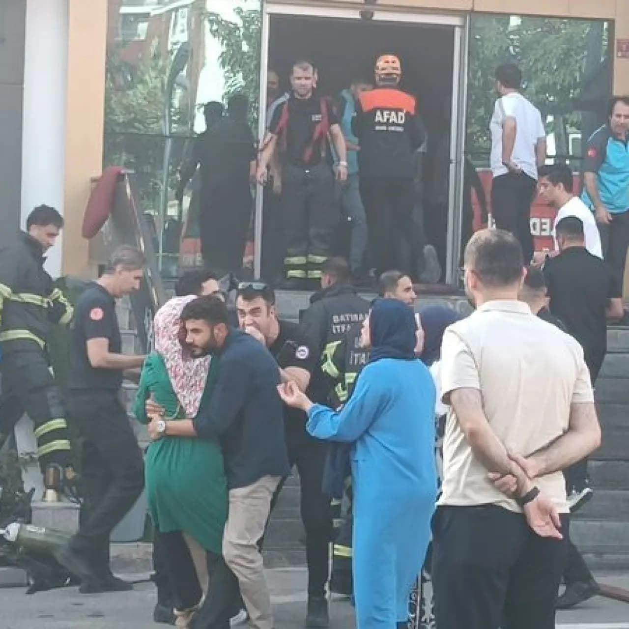 2 ölü, 10 yaralı! Spor salonunda yangın