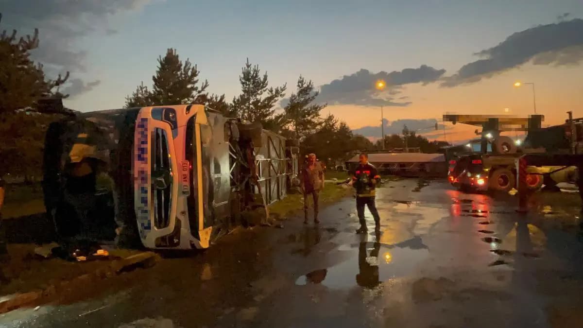 Yolcu otobüsü ile akaryakıt tankeri çarpıştı