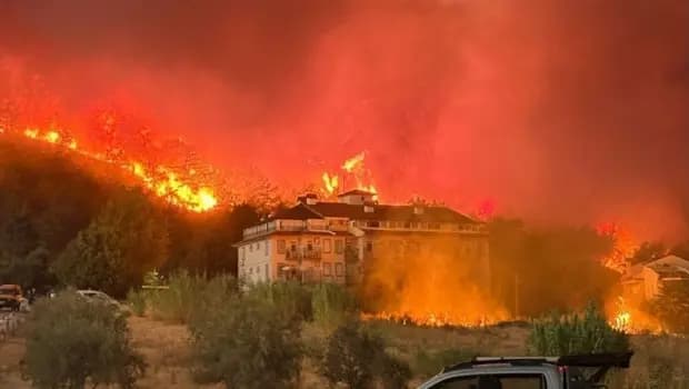 Fethiye'de orman yangını: Alevler evlere dayandı... Havadan ve karadan müdahale ediyor
