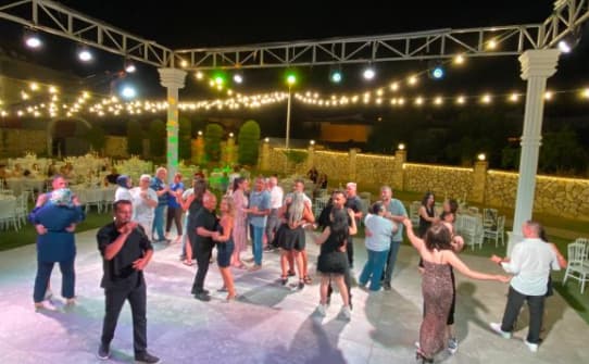 Gelin evlenmekten vazgeçince salon parası yanmasın diye düğün yaptı!