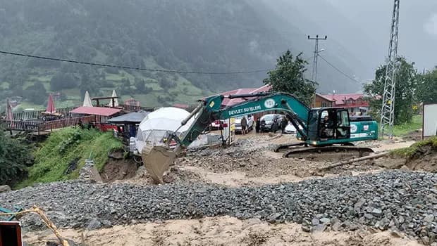 Uzungöl'de heyelan: Tesislere giden yol ulaşıma kapandı