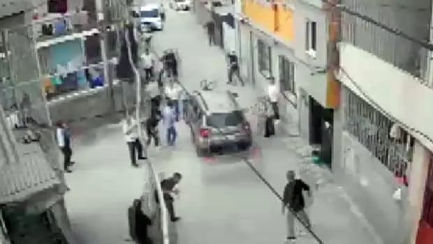 Kavgada otomobilini kalabalığın üzerine sürdü! Yaralılar var