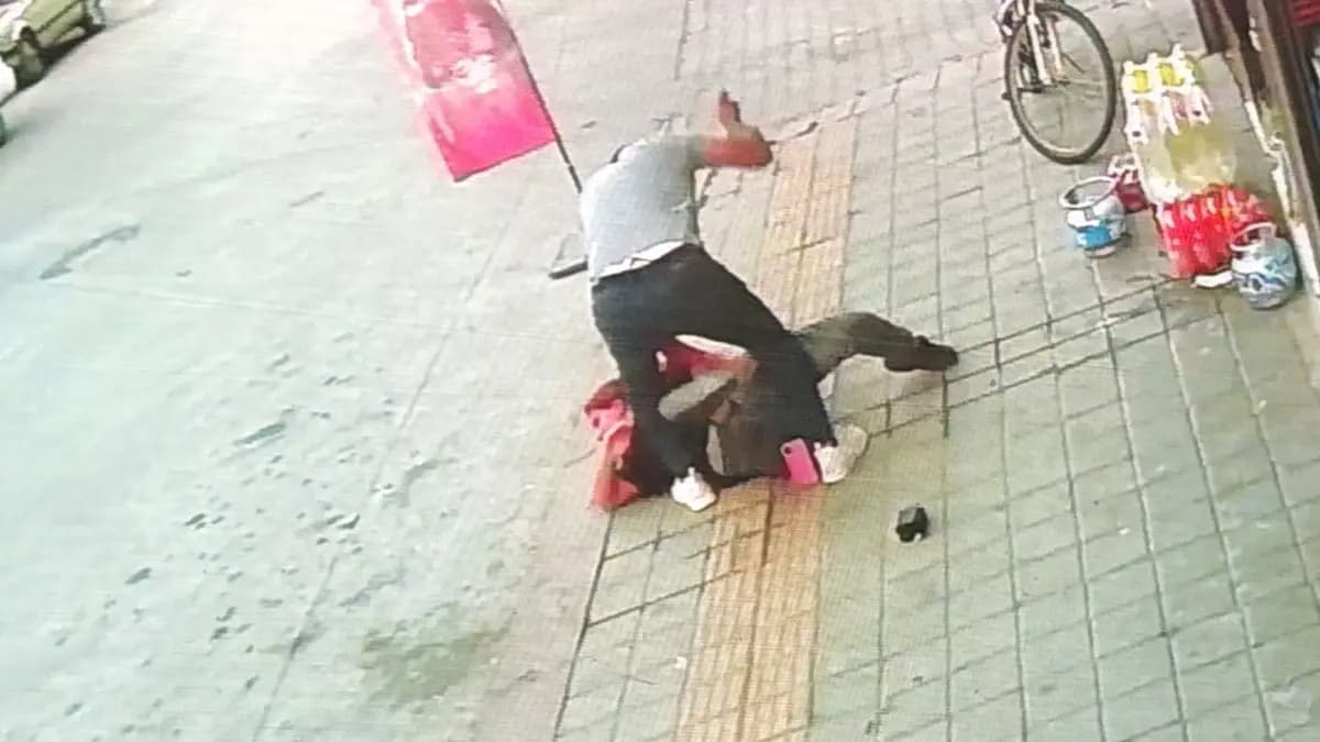 Eski eş dehşeti: Sokak ortasında defalarca bıçakladı