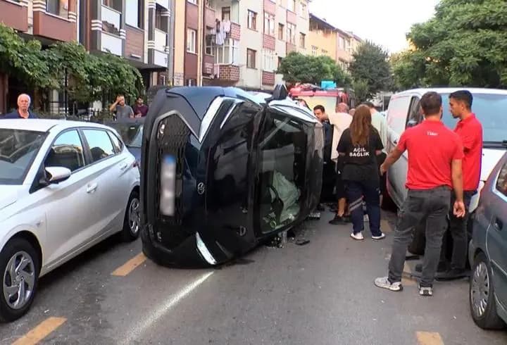 Ümraniye'de otomobil devrildi: 3 araca çarptı