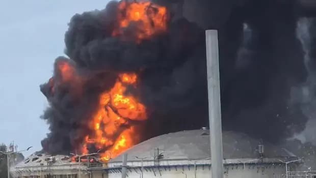Rusya'da petrol rafinerisinde yangın