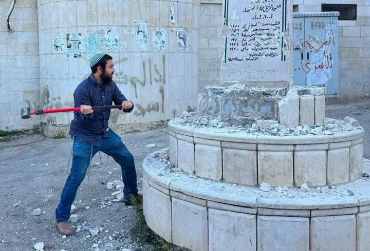 İsrailli vekilden skandal hareket! Filistinlilere ait anıtı balyozla yıktı...