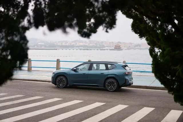 Yeni BMW iX3 Tek Şarjla 1.030 KM Yaparak Menzil Rekoru Kırdı!