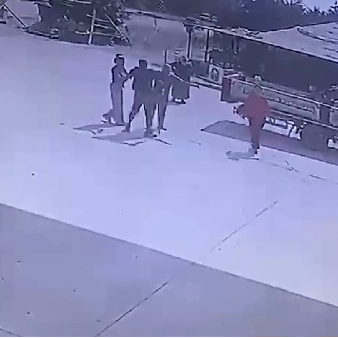 Korkunç görüntü! Genç kadını silah zoruyla kaçırdı!