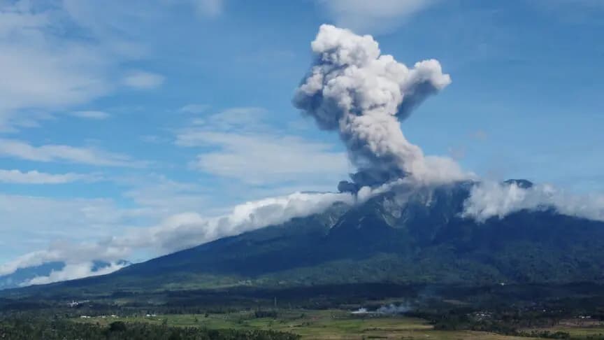 Endonezya'daki Merapi Yanardağı'nda patlama meydana geldi