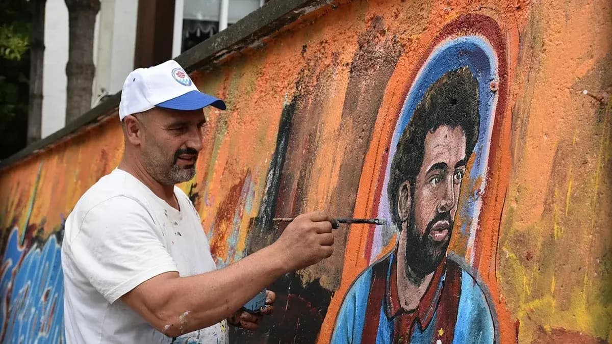 Trabzon'da Muhammed Salah sevgisi duvara resmedildi