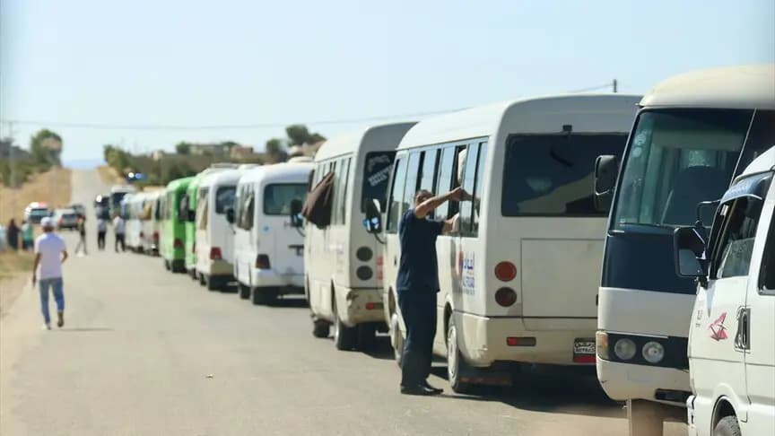 Suriye'de İsrail'e bağlılığını açıklayan silahlı Dürzi grup öğrencilerin sınav için Şam'a gitmesini engelledi