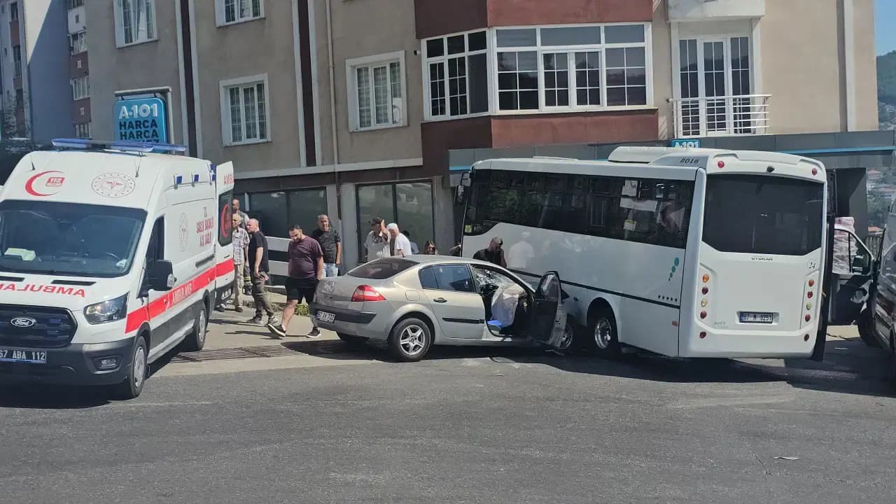 Otobüs ile otomobil çarpıştı: 7 yaralı