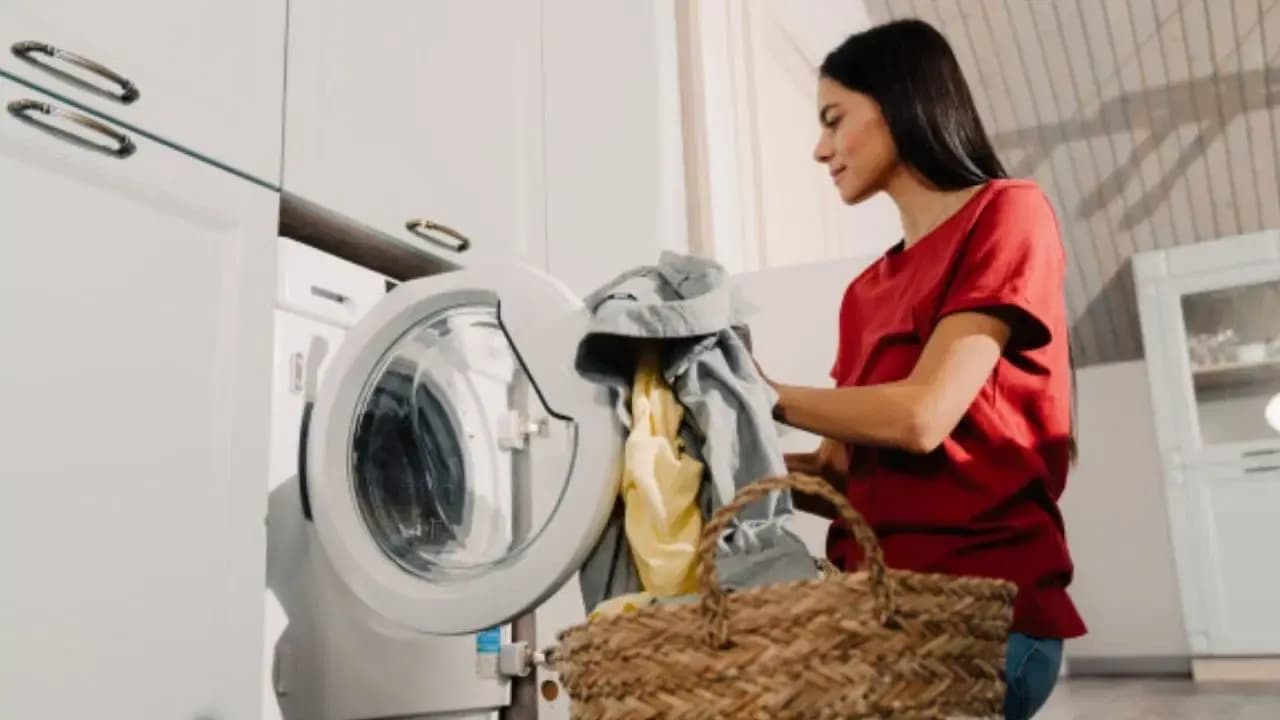 Çamaşır makinesine deterjanın yanına bunu ekleyin! İşte pratik temizlik sırrı