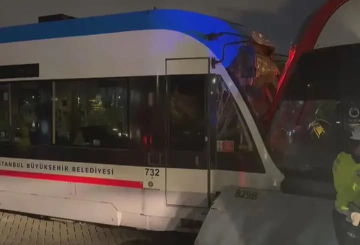 İstanbul'da tramvaylar kafa kafaya çarpıştı! Yaralılar var