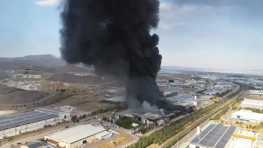 Elazığ'da fabrikada çıkan yangına müdahale ediliyor