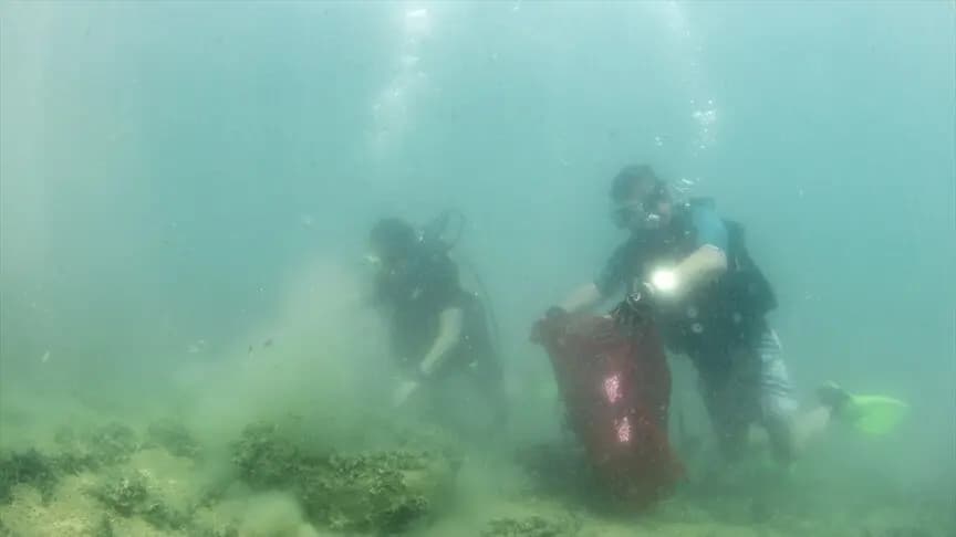 Dalgıç çiftten deniz altındaki kirliliğe gönüllü müdahale