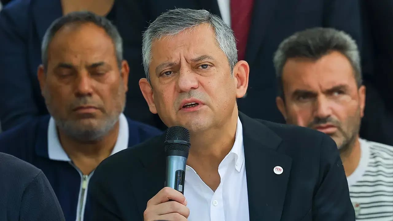 Özgür Özel Rize'de konuştu: Beşli çetenin geçiş garantisi yok, çayın ve fındığın alım garantisi var
