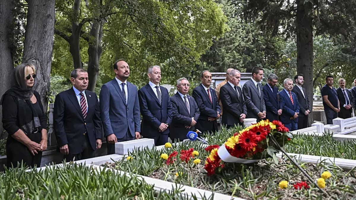 Metin Oktay, vefatının 35. yıl dönümünde kabri başında anıldı