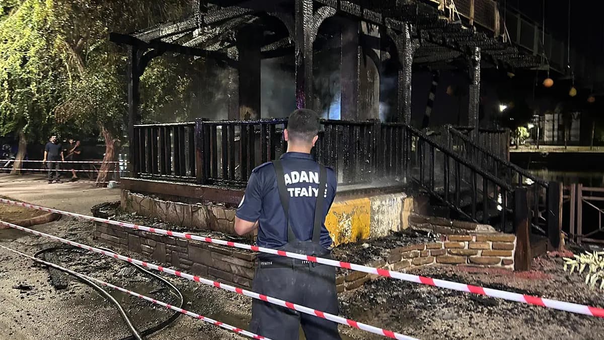Seyhan Nehri üzerindeki asma yaya köprüsünde yangın