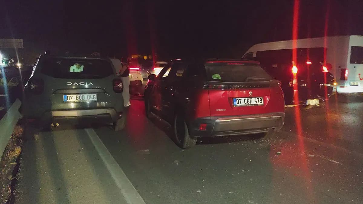 Köpeğe çarpıp devrildi, arkadan gelen 5 araç birbirine girdi