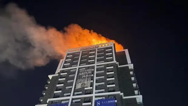 Ankara'da iş merkezinin çatısında yangın