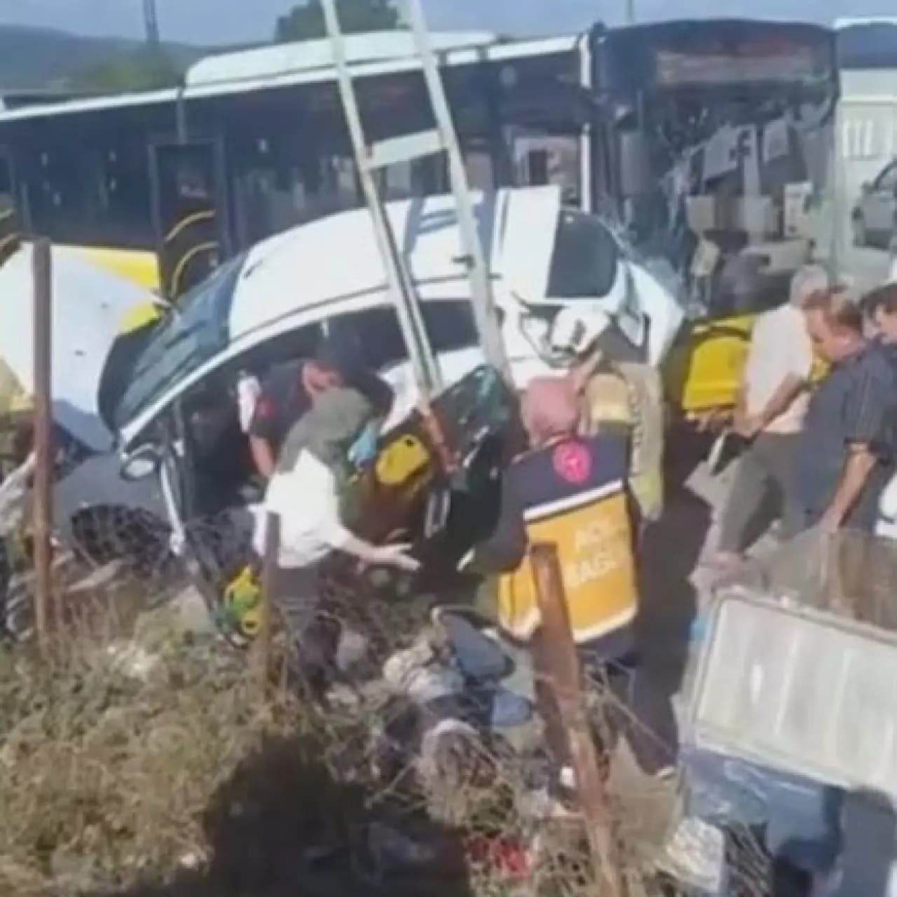 İETT otobüsü otomobile çarptı: 1'i bebek 4 kişinin yaralandı