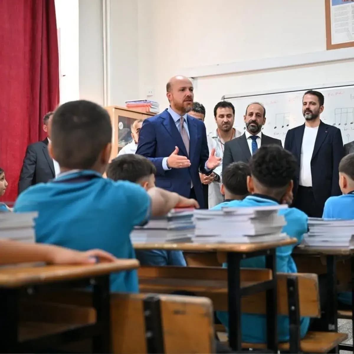 Bilal Erdoğan yeni eğitim öğretim yılının ilk gününde Diyarbakır’da öğrenci ve öğretmenlerle buluştu