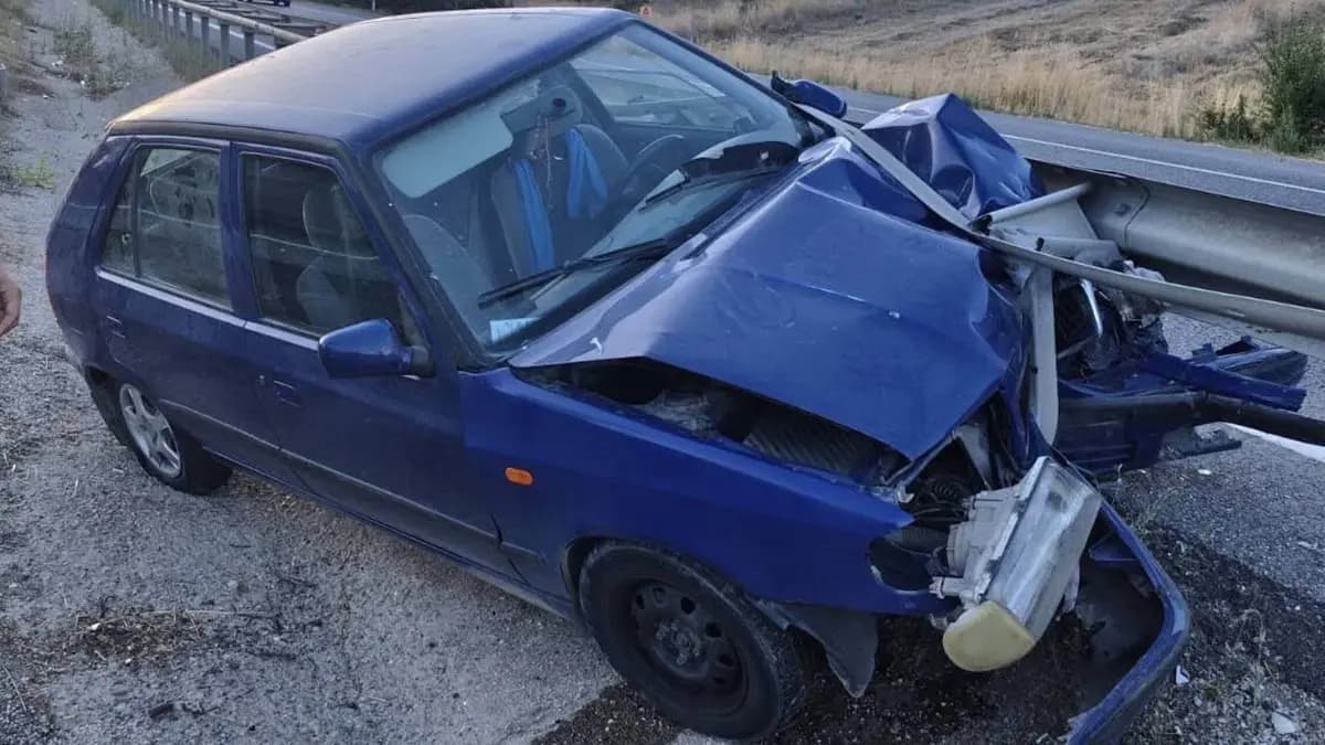 Bilecik'te otomobilin refüje çarptığı kazada 4'ü çocuk 7 kişi yaralandı
