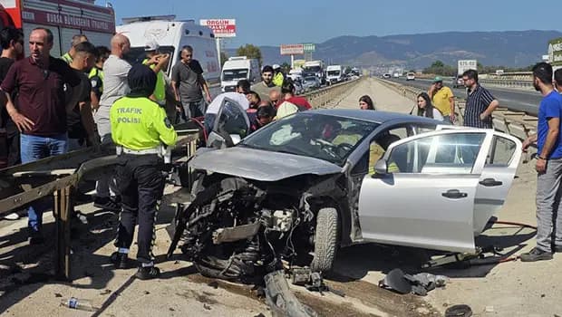 Bursa'da bariyerlere çarpıp refüje düşen otomobildeki 3 kişi yaralandı: Kaza kamerada