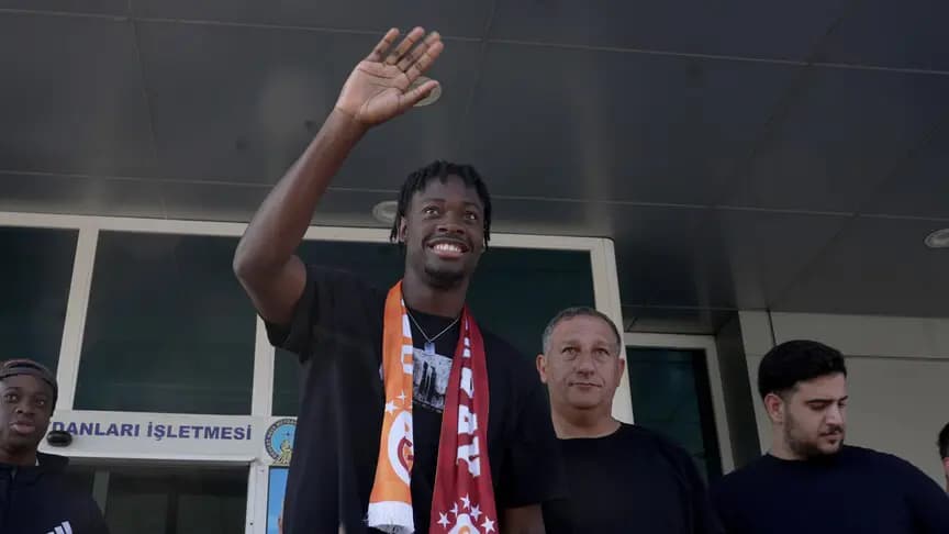 El Chadaille Bitshiabu, Galatasaray tarihindeki 12. Fransız futbolcu oldu