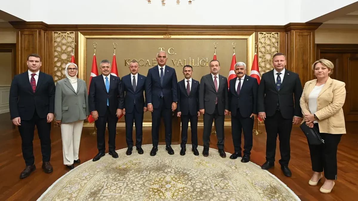 Bakan Ersoy Kocaeli'de sektör öncüleri ve STK temsilcileriyle buluştu: Kartepe'den Millet Bahçesi'ne dev yatırımlar incelendi!