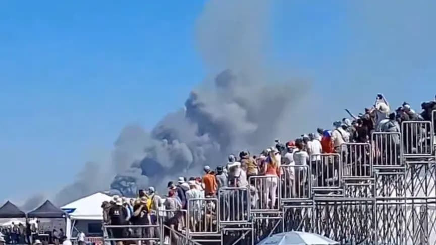 Yunanistan'ın Tanagra Hava Üssü’nde düzenlenen gösteride savaş uçağı düştü