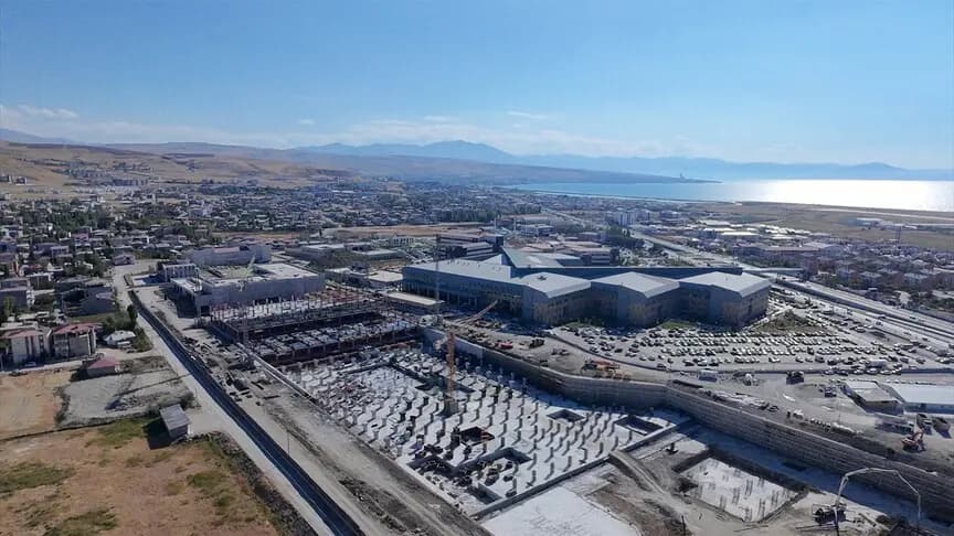 Van'ın şehir hastanesi depreme dayanıklı teknolojiyle yükseliyor
