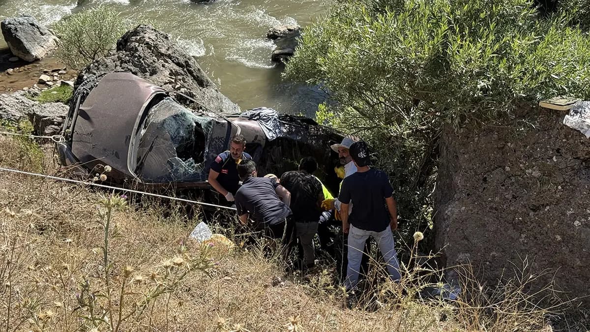 Otomobil dere yatağına devrildi: 1 ölü, 4 yaralı