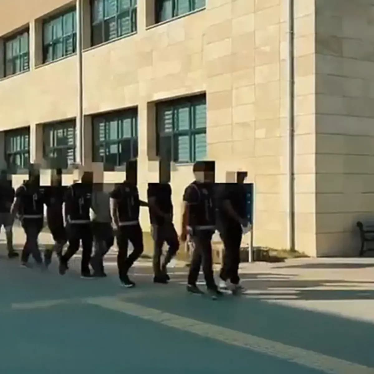 Afyonkarahisar merkezli 10 ilde dolandırıcılık operasyonu! Kendisini polis ve kamu görevlisi olarak tanıtan 11 şüpheli tutuklandı