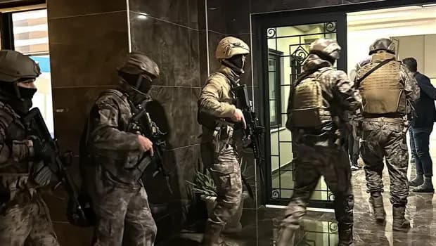 Sultanbeyli'de DEAŞ operasyonunda polise ateş açan şüpheli etkisiz hale getirildi
