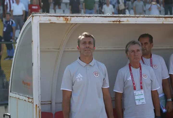 1. Lig'de 14. sırada bulunan Antalyaspor, Bülent Korkmaz'la yollarını ayırdı