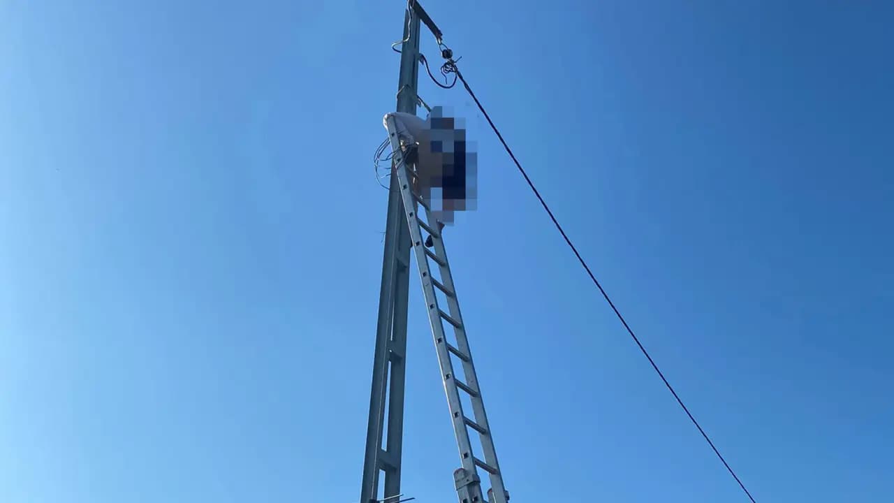 Dehşet görüntü! Direkte akıma kapıldı!