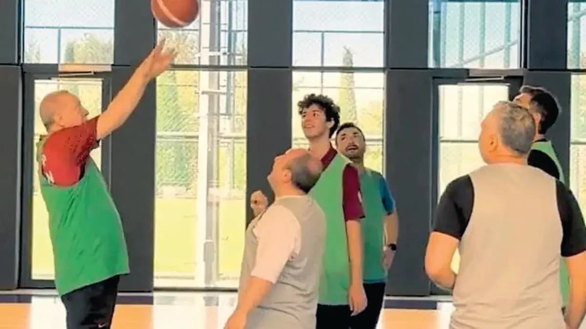Kurmaylarıyla basketbol oynadı