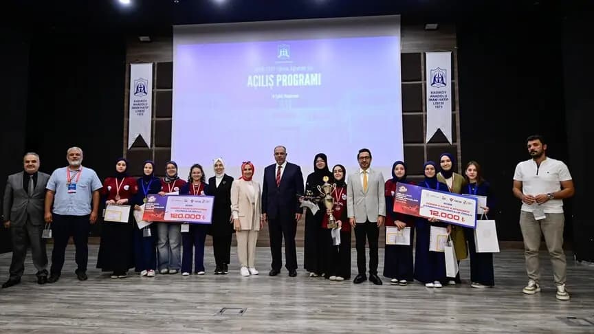 Kadıköy Kız Anadolu İmam Hatip Lisesinde yeni eğitim-öğretim yılı açılış töreni düzenlendi