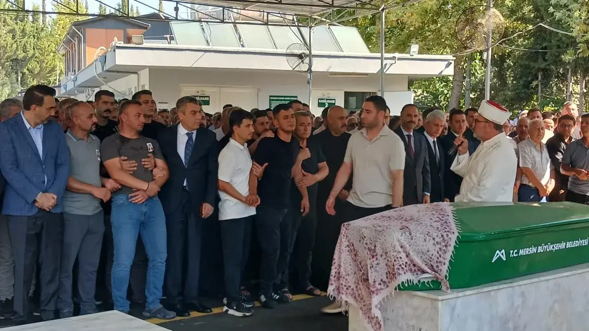 Elindeki tek can yeleğini minik kızına giydirdi; kendisi dalgalara kapıldı