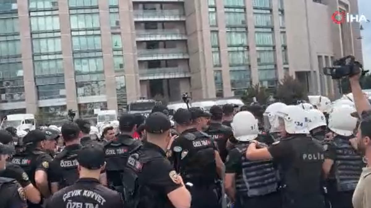 Çağlayan'da arbede! LGBT'liler gözaltında