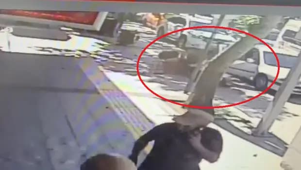 Motosikletli, otomobilin açılan kapısına çarptı: O anlar kamerada