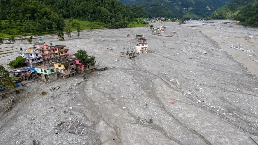 Nepal'deki selin ardından tünelde 9 gün mahsur kalan 2 işçi kurtarıldı
