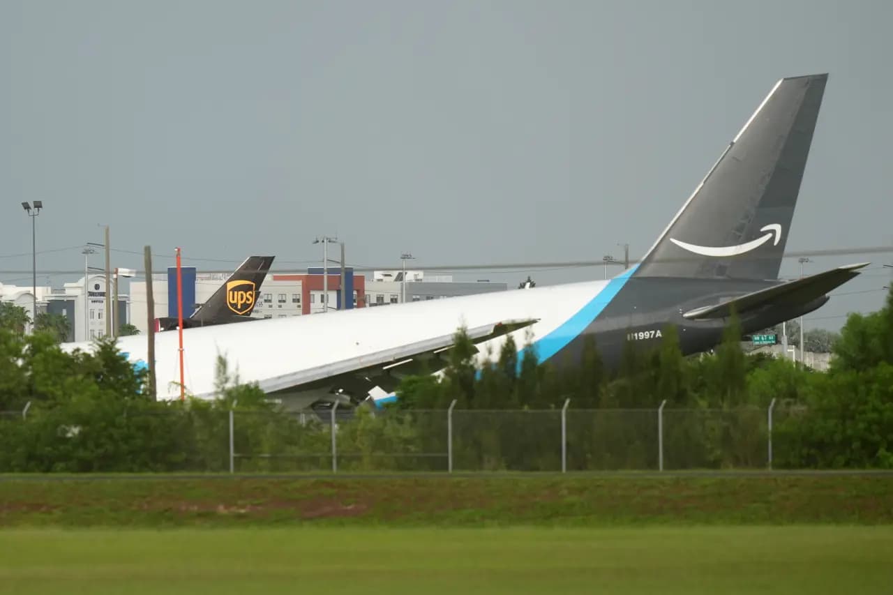 Miami'de kargo uçağı pistten çıktı, uçuşlar durduruldu