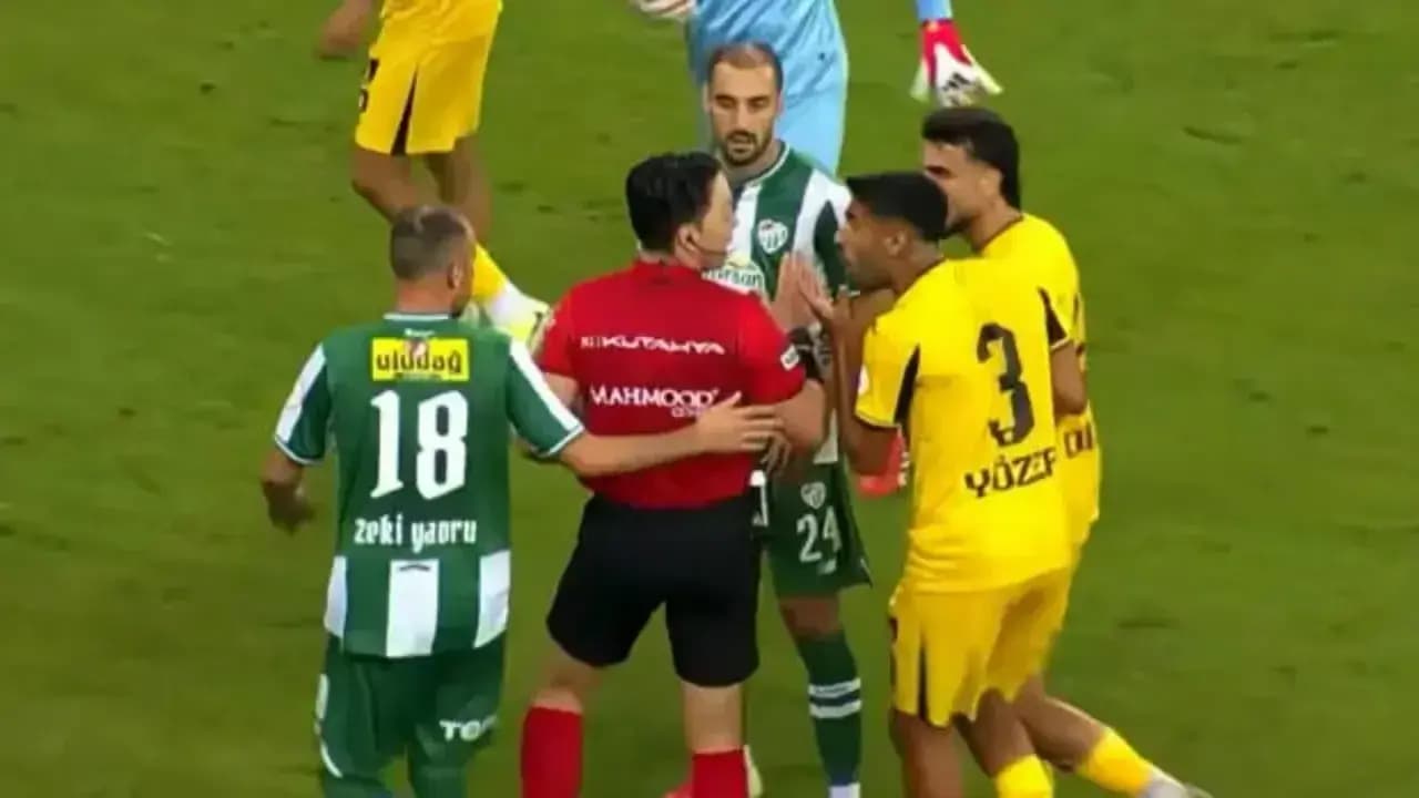 Kurallar altüst oldu! Hakemin kararına futbolcular bile inanamadı
