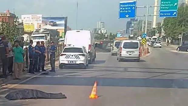 Üst geçitten yola düştü, minibüsün çarpmasıyla hayatını kaybetti