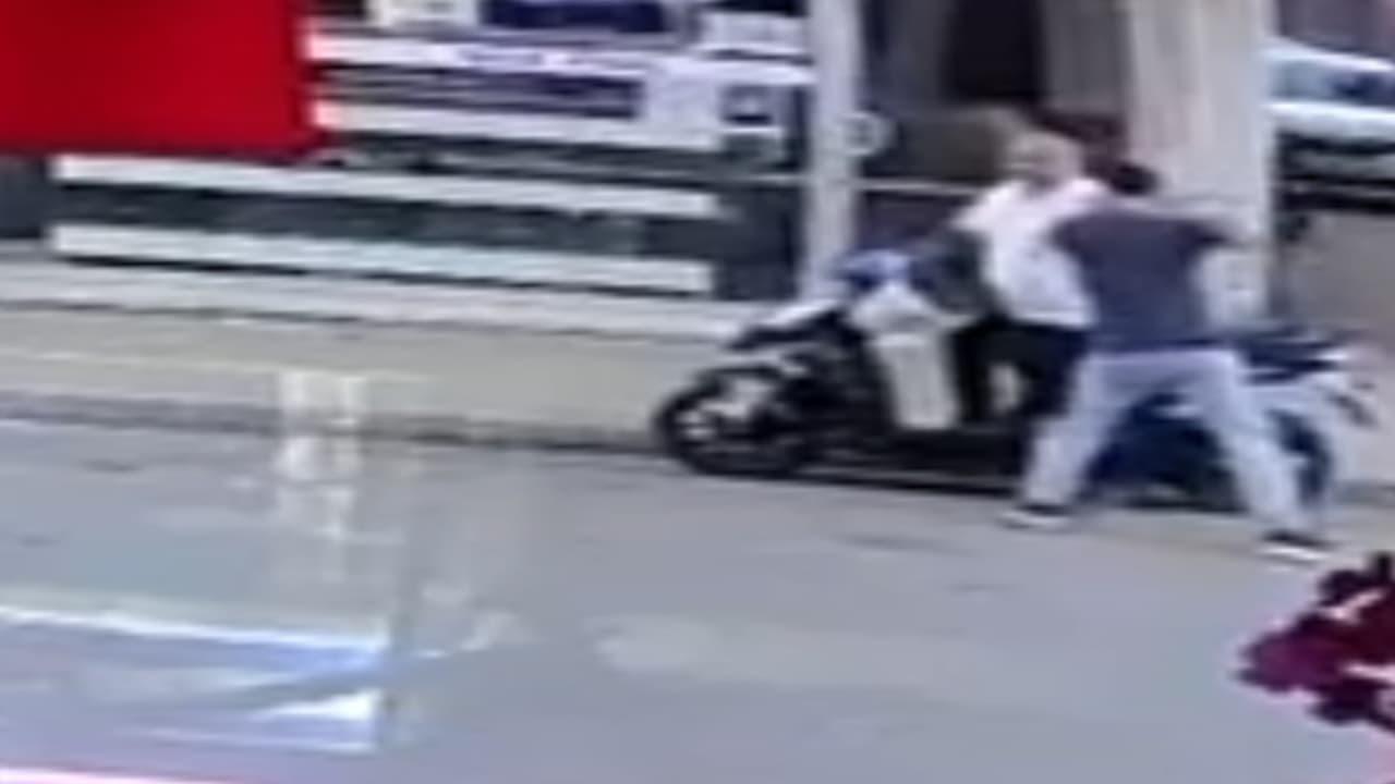 Esnafı bıçakladı, 'oyun bitti' deyip teslim oldu; saldırı kamerada